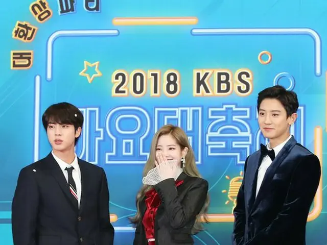 本日進行を務めるJIN(防弾少年団)、ダヒョン(TWICE)、CHANYEOL(EXO)、「2018 KBS 歌謡大祝祭」レッドカーペット行事にそろって出席