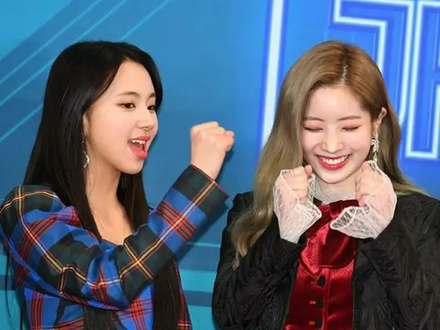 TWICE チェヨン、「2018 KBS 歌謡大祝祭」レッドカーペット行事でMCのダヒョンを応援