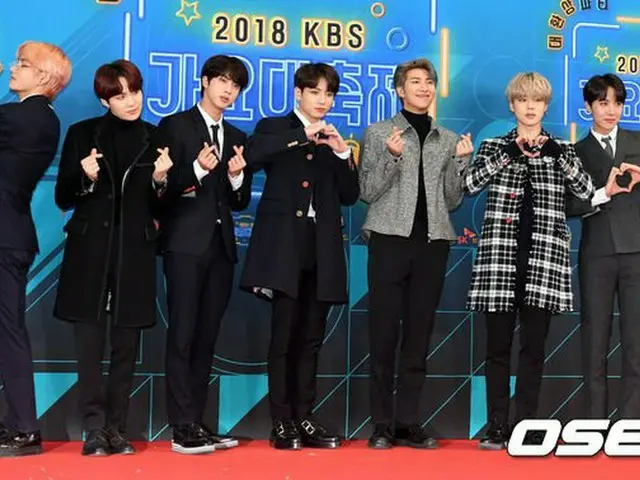 防弾少年団、「2018 KBS 歌謡大祝祭」レッドカーペット行事に出席し、ARMYにハートを送る