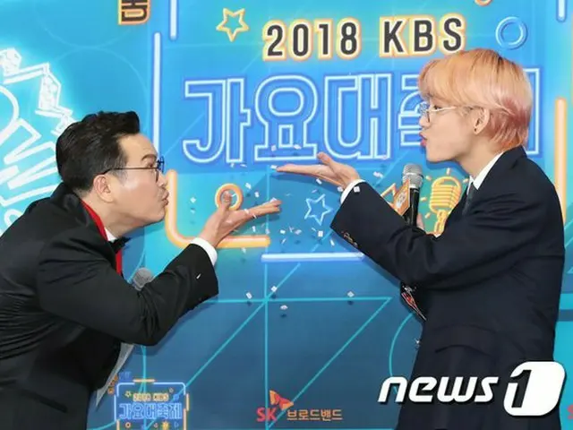 防弾少年団 V、「2018 KBS 歌謡大祝祭」レッドカーペット行事でMCのディンドンと愛を込めて紙吹雪を吹き合う、