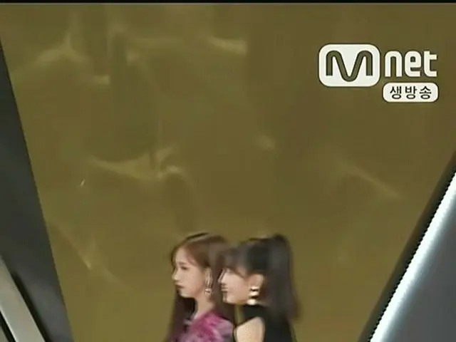 TWICE モモに配慮するミナ