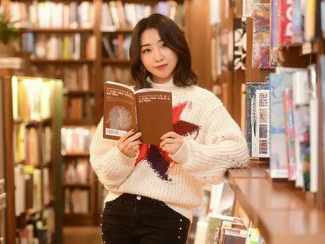 【g公式】2NE1_出身MINZY、「ソウル経済」スターの書斎インタビューの写真を公開。