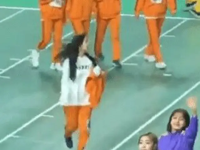 TWICE ジヒョに挨拶するIZ*ONE カン・ヘウォン