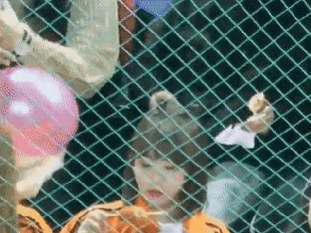 アイドル陸上大会収録でホットドックをかぶりつくIZ*ONE 宮脇咲良