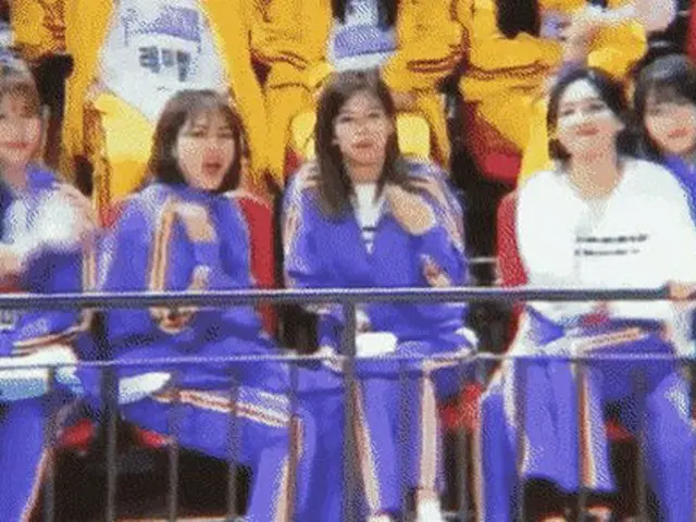 観覧席のオンニたちの表情を見て笑うTWICE ツウィ
