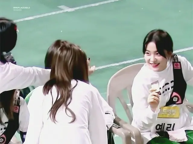 Red Velvet イェリ、お姉さんたちをからかう
