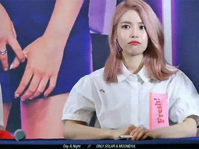 握手をスルーされてしまい微妙な表情のMAMAMOO ソラ