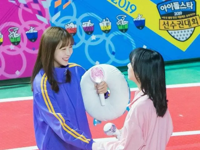 TWICE ミナ＆GFRIENDウナ、仲良しすぎて手がつながる?!