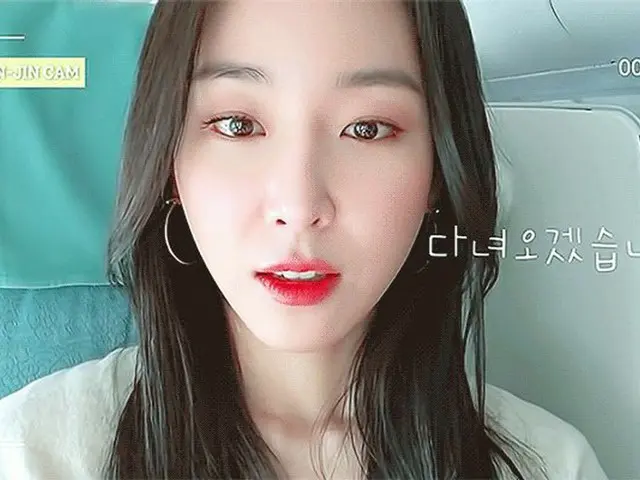 機内でセルフ動画を撮る女優ソ・ヒョンジン