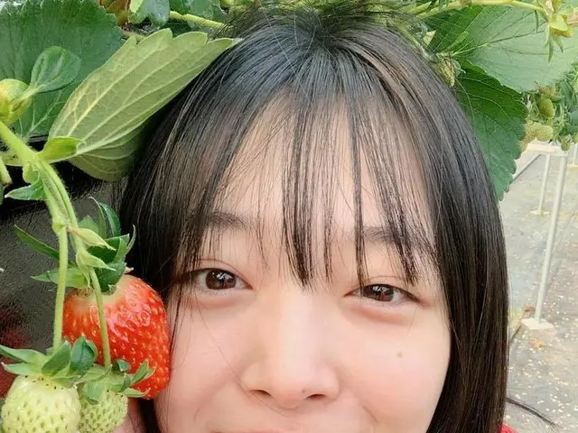 、、【g公式】f(x)_出身ソルリ、「イチゴ畑🍓🍓🍓」の記念写真を公開。