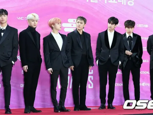 iKON、ブラックスーツで「第28回ハイワン ソウル歌謡大賞」レッドカーペットに登場。