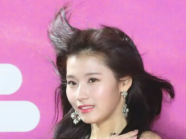 TWICE サナ、「第28回ハイワン ソウル歌謡大賞」レッドカーペットに登場