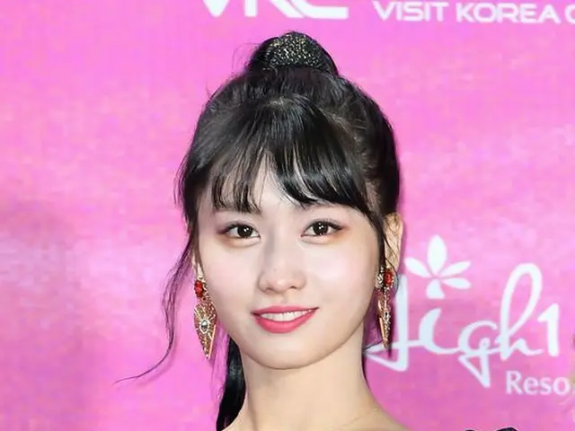 TWICE モモ、「第28回ハイワン ソウル歌謡大賞」レッドカーペットに登場