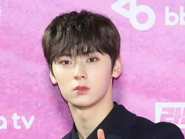 Wanna One ファン・ミンヒョン、「第28回ハイワン ソウル歌謡大賞」レッドカーペットに登場