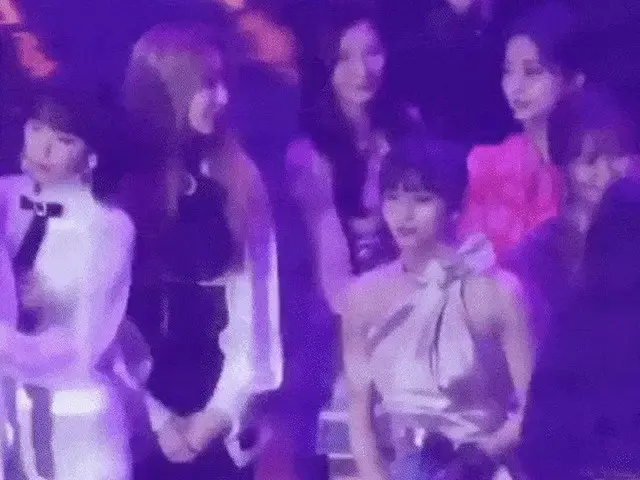 TWICE サナ、IZ*ONEチェヨンの手を暖かく握る場面が話題