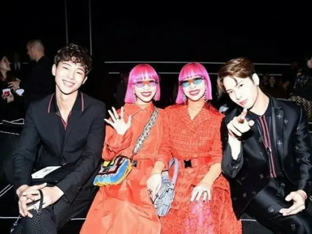 俳優ジス、GOT7 Jackson、日本の双子モデルで歌手のAMIAYAと撮った写真を公開