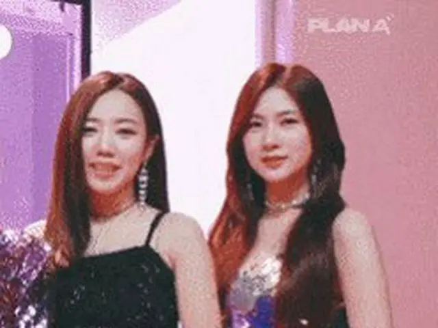 インタビュー中になぜかメンバーの衣装を触り続けるApink オ・ハヨン