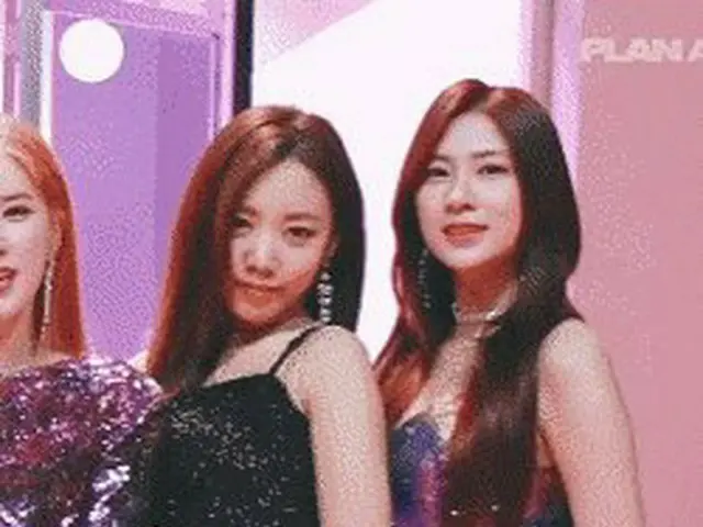 インタビュー中になぜかメンバーの衣装を触り続けるApink オ・ハヨン