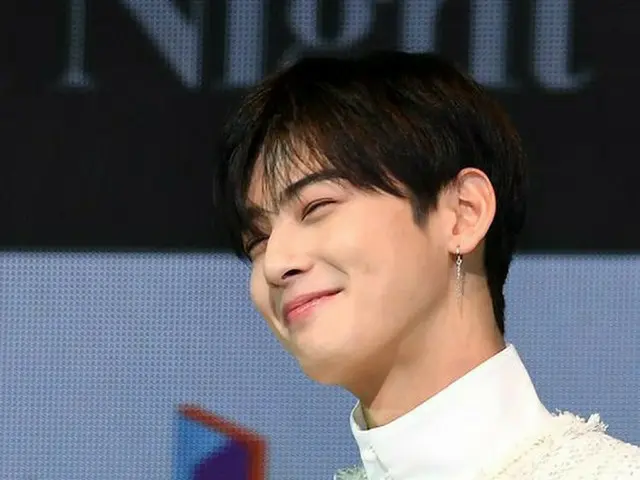 ASTRO チャ・ウヌ、1stフルアルバム「All Ligh」発売ショーケースのフォトタイムでポーズ中