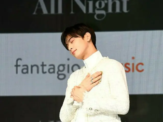 ASTRO チャ・ウヌ、1stフルアルバム「All Night」発売ショーケースのフォトタイムでポーズ中
