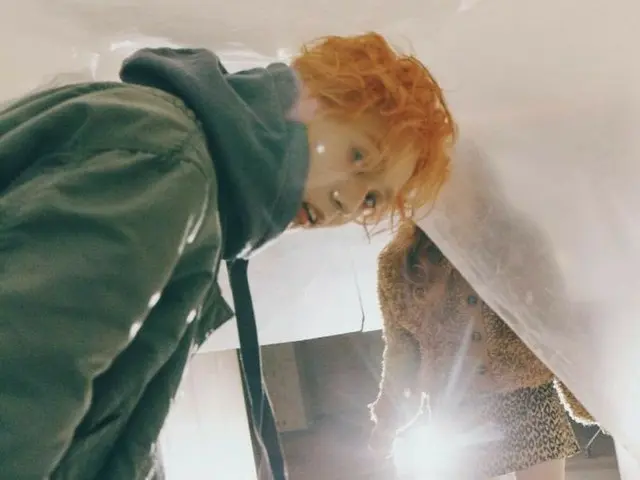 【g公式】ヒョナ、画報撮影でのオフショットを公開。