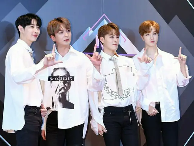 Lookus、Mnet「M COUNTDOWN」生放送前のフォトウォールに出席