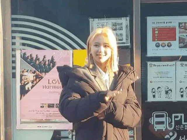 礼儀正しいTWICE チェヨン、ソウルの新村(シンチョン)で行われた本日の撮影風景
