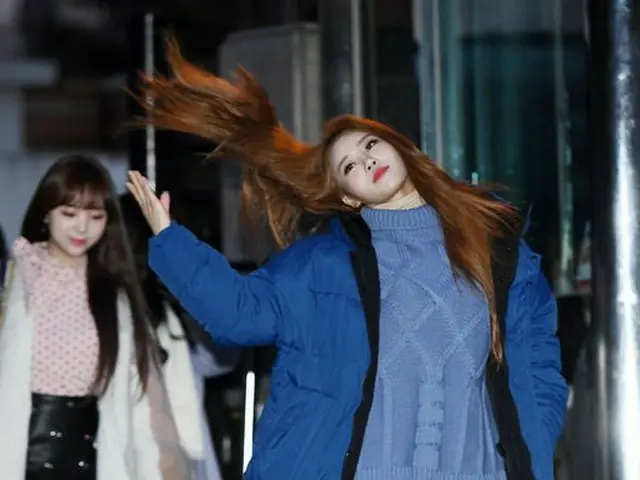 Lovelyz ミジュ、「ミュージックバンク」に楽しく出勤中
