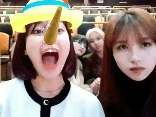後ろのTWICE モモ、「ピノキオ」に変身が失敗