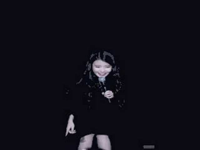 IU(アイユー)、コンサート中に顔にペットボトルが当たった危険な場面
