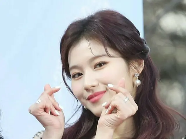 TWICE サナ、「8th GAONCHART MUSIC AWARDS」レッドカーペットに登場