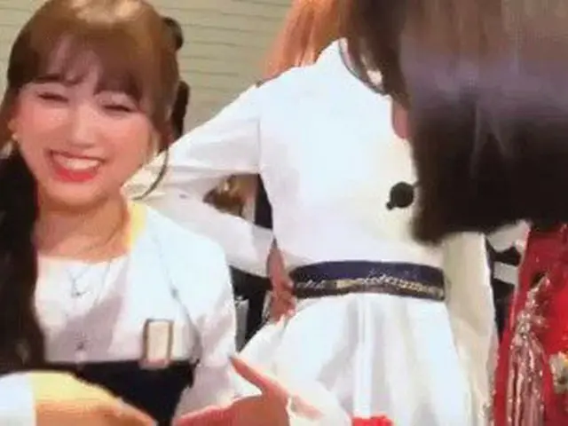 IZ*ONE 矢吹奈子、憧れのTWICEジヒョと握手する瞬間の表情が韓国で話題