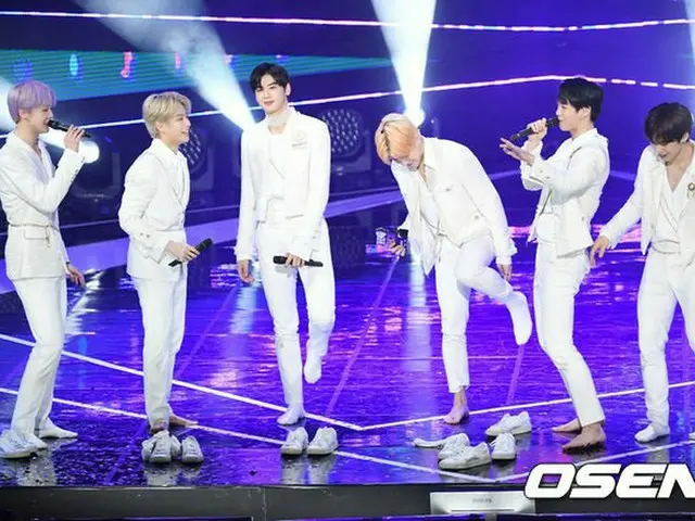 ASTRO、SBS MTV「THE SHOW」1位で靴を脱いでアンコールステージ披露