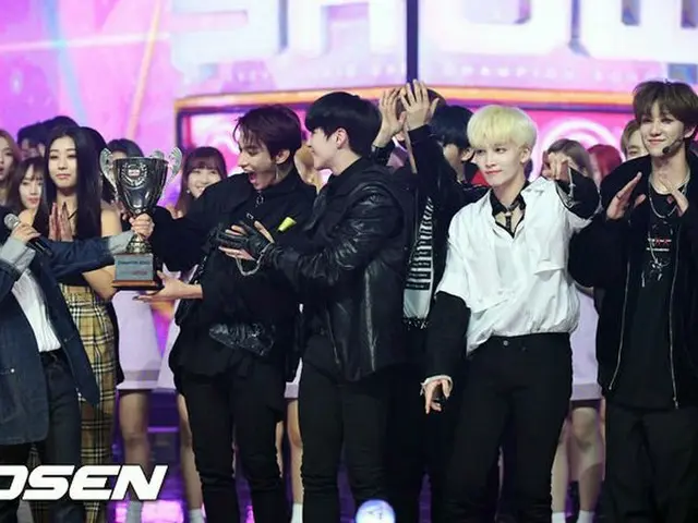 SEVENTEEN、MBC MUSIC「Show Champion」1位のトロフィーに感激