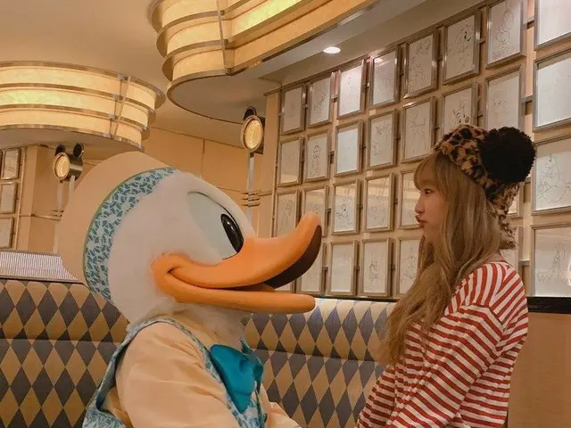 ドナルドダックを“アヒル口”で迎えるIZ*ONE イェナ