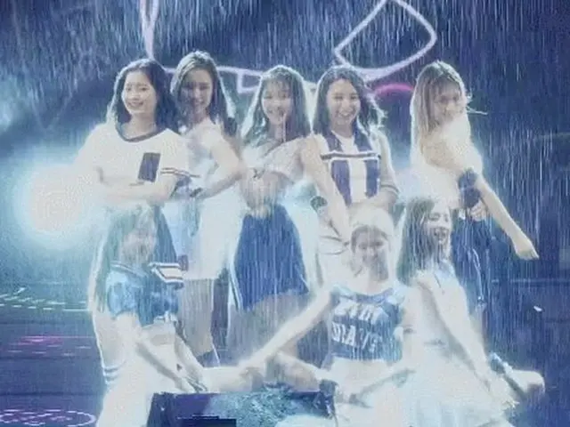 豪雨の中で公演するガールズグループ