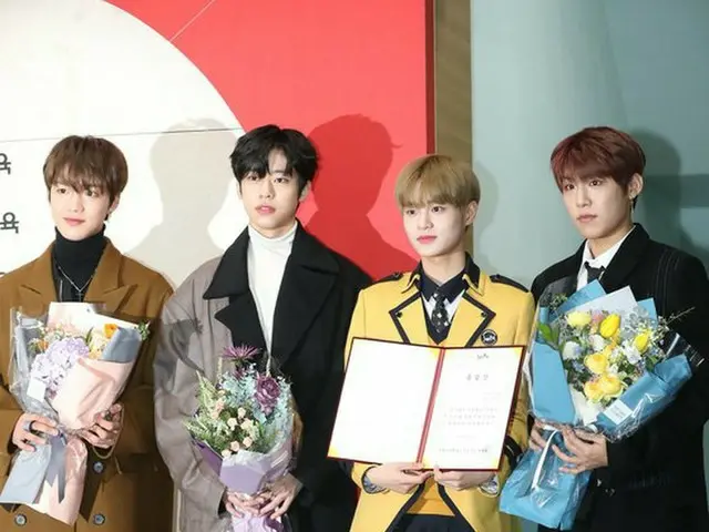 Wanna One イ・デフィ、公演芸術高等学校の卒業式に出席