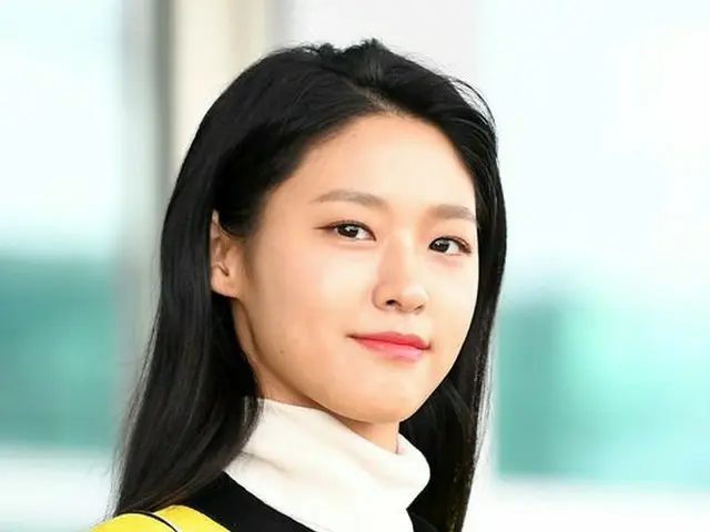 AOA ソリョン、イエローの空港ファッション。