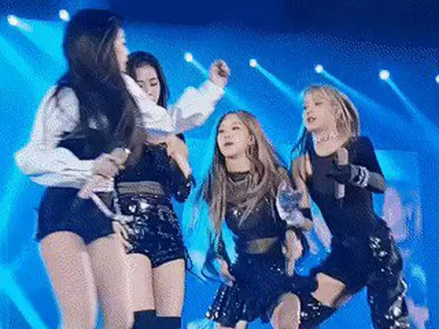 BLACKPINK ジェニー、舞台で「飛び過ぎ」の瞬間