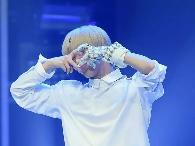 SHINee テミン、MBC MUSIC「Show Champion」に出演し、ファンに向けてハートを送る