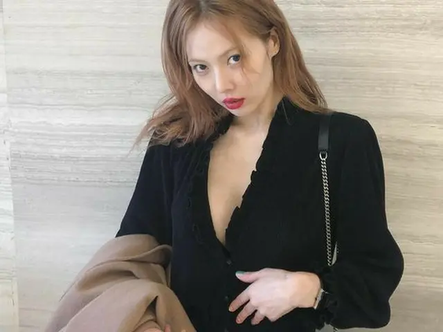 ヒョナ、胸元が大胆に開いたセクシーシャツでスタイリング