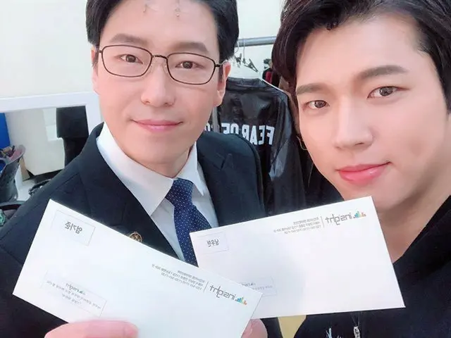 【G公式】INFINITE_ウヒョン、ミュージカル「その日たち」全席完売で金一封をもらい、オム・ギジュンとの2ショットを公開。