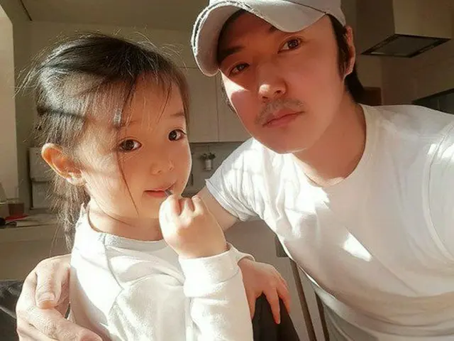 俳優ユン・サンヒョン、娘との日常を公開