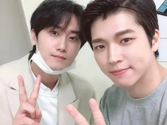 【G公式】INFINITE_ウヒョン、ミュージカル「その日々」を見に来てくれたホ・ヨンセン との2ショットを公開。