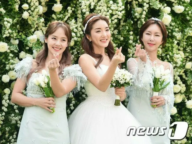 S.E.S. パダ、結婚式前にメンバーのユジン、シューと記者会見。