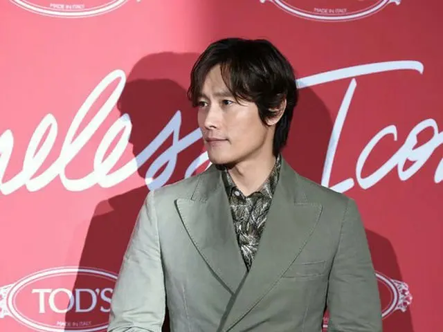 俳優イ・ビョンホン、TOD’S「タイムリーズアイコン」写真集発売記念展示会に出席。