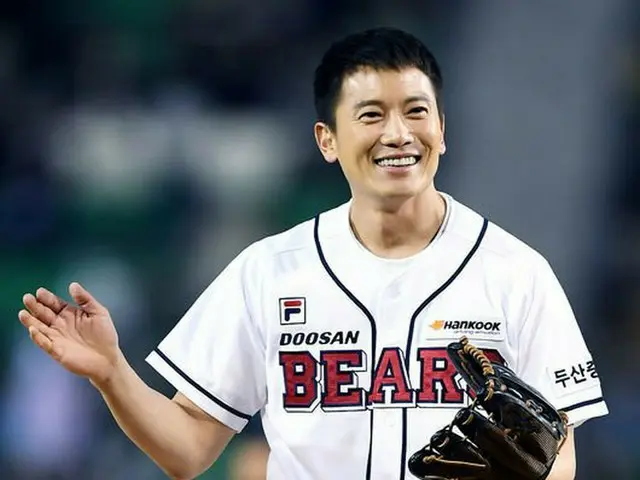 俳優チソン、韓国プロ野球斗山ベアーズ対ハンファ・イーグルスの開幕戦で始球式。