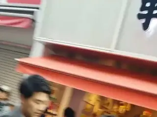 別の角度のSUPER JUNIOR ヒチョル、原宿の竹下通り