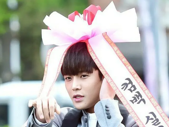 SF9、「人間花輪」。