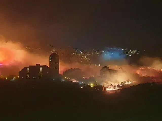 韓国東部のソクチョ、大規模の山火事が「火の海」に